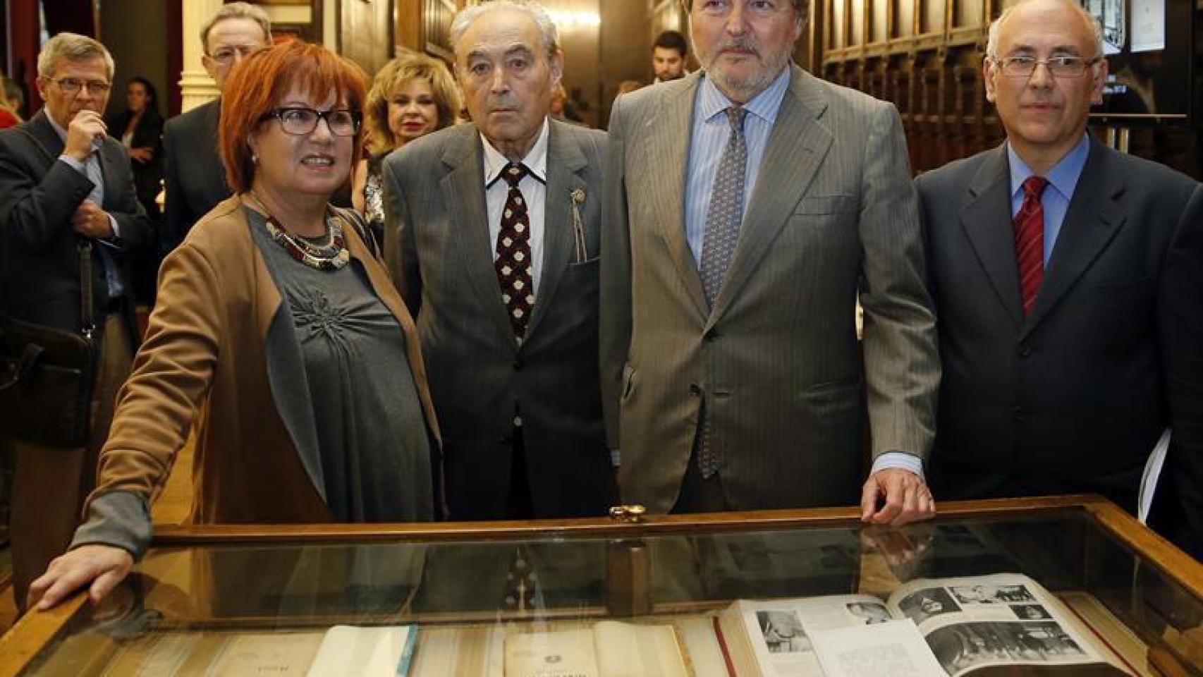 Rosa Villacastín (izqda), Daniel Pacheco (miembro de la Junta del Ateneo), el ministro de Cultura en funciones, Íñigo Méndez de Vigo y el presidente del Ateneo, César Navarro durante el homenaje a Rubén Darío