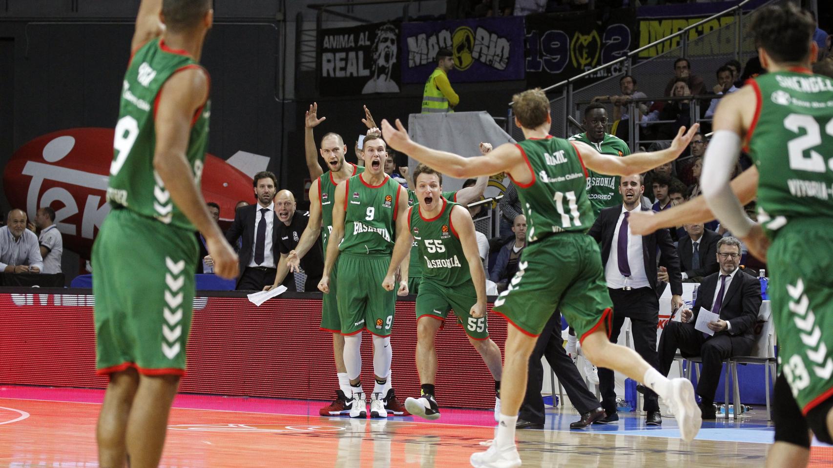 Jaka Blazic celebra su triple decisivo contra el Madrid.