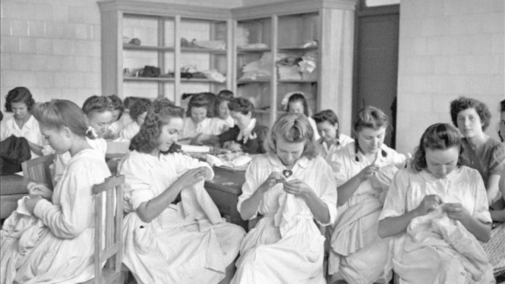 Clase de costura organizada por la Sección Femenina.