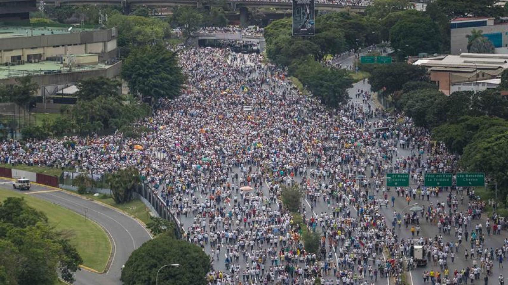 Vista general de la manifestación en una de las avenidas de la capital venezolana