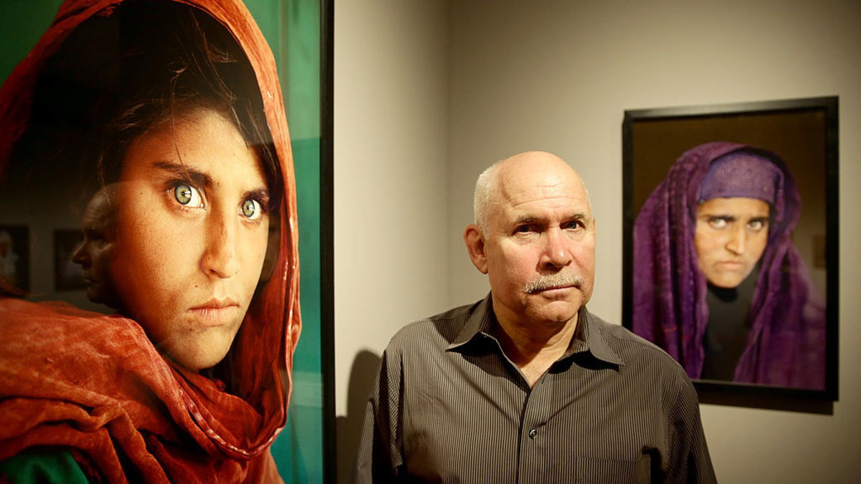 El fotógrafo Steve McCurry, en una exposición de 2013 con sus imágenes de Sharbat Gula.