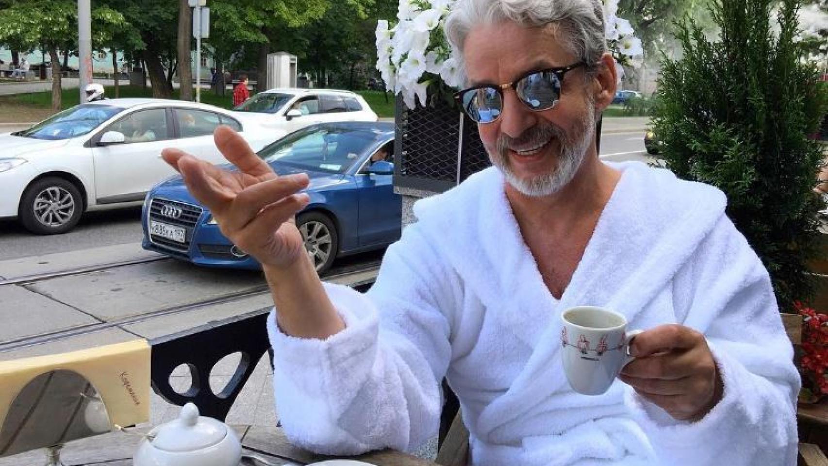 Una de las extravagantes imágenes del ficticio millonario.