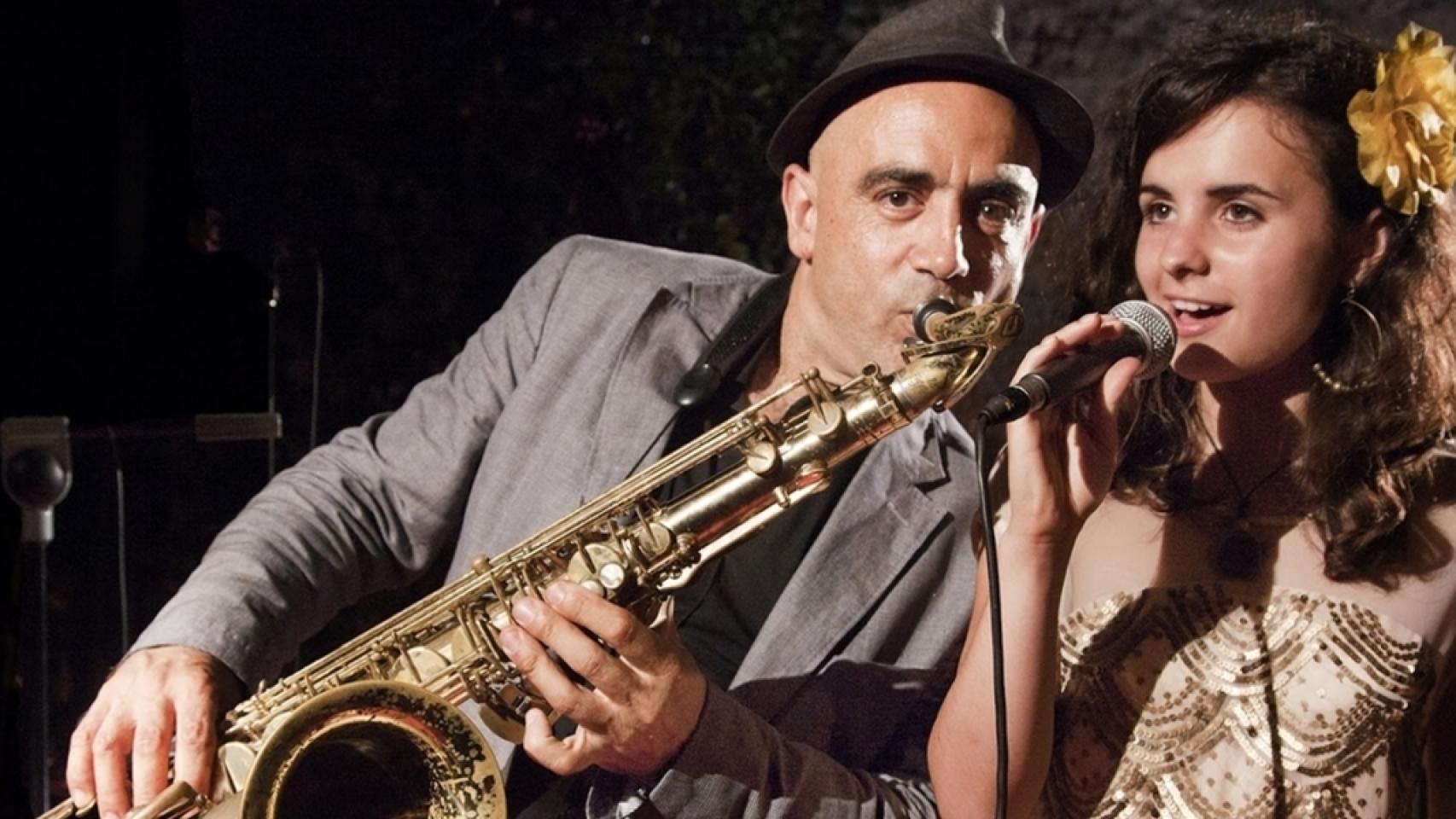 Andrea junto a su profesor Joan Chamorro actuando en Barcelona.