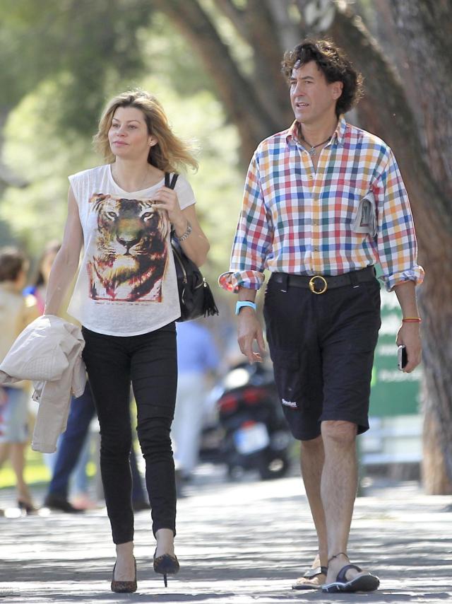 Álvaro de Marichalar con una amiga por Madrid en 2014