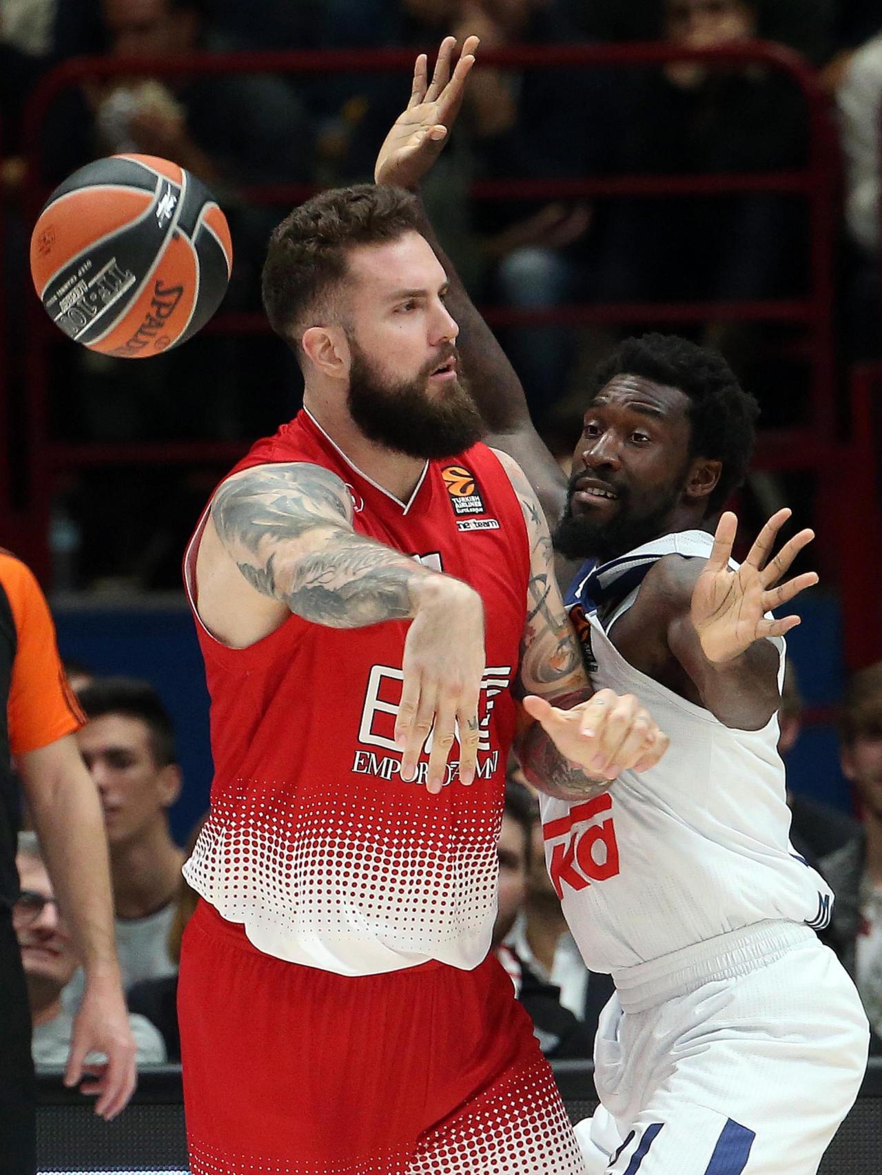 Hunter ante Raduljica contra el Olimpia Milán.