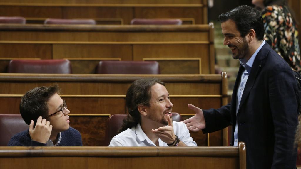 Alberto Garzón conversa con Pablo Iglesias e Íñigo Errejón.