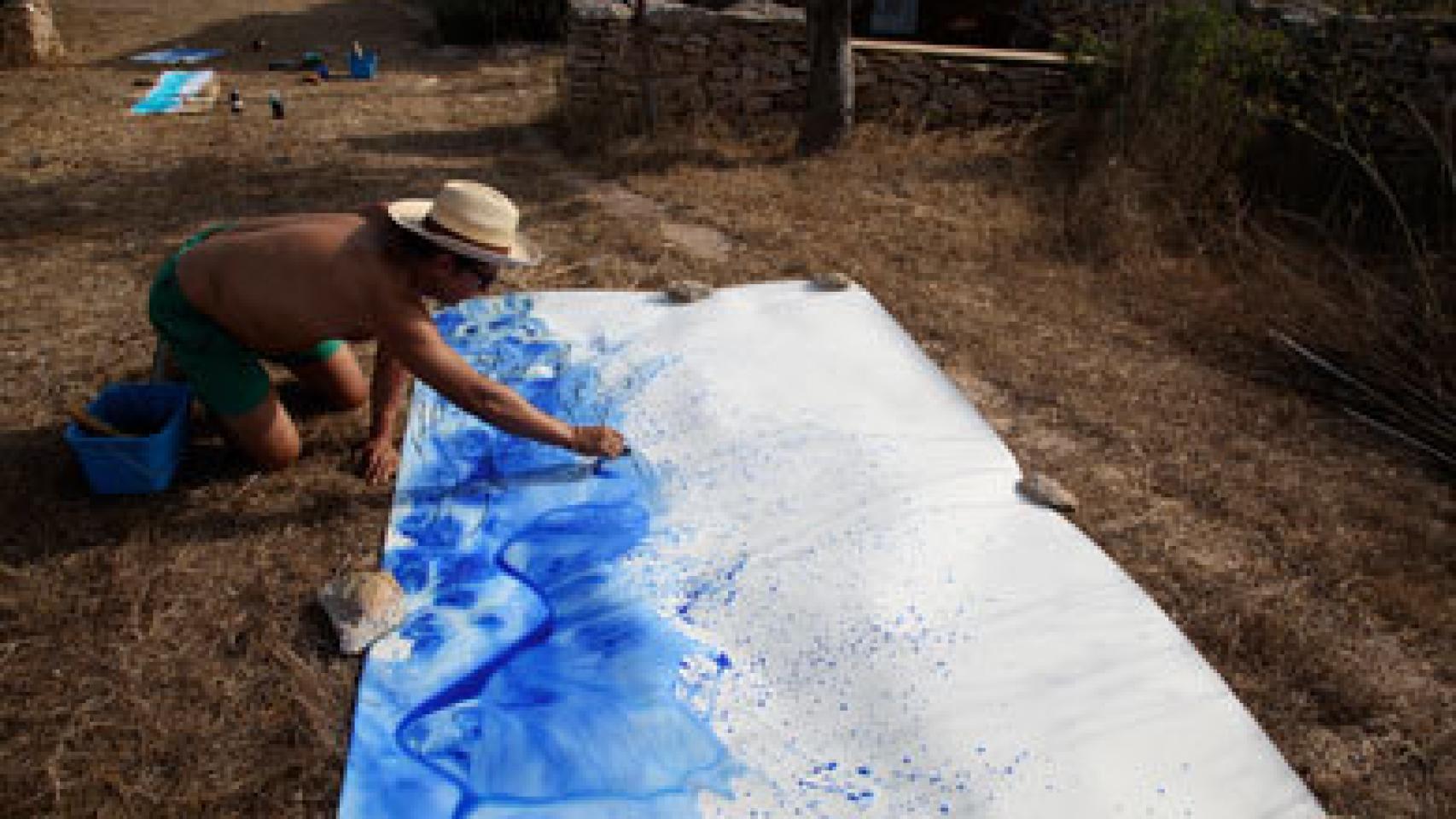 Buenafuente en su casa de Formentera, ante una de sus creaciones