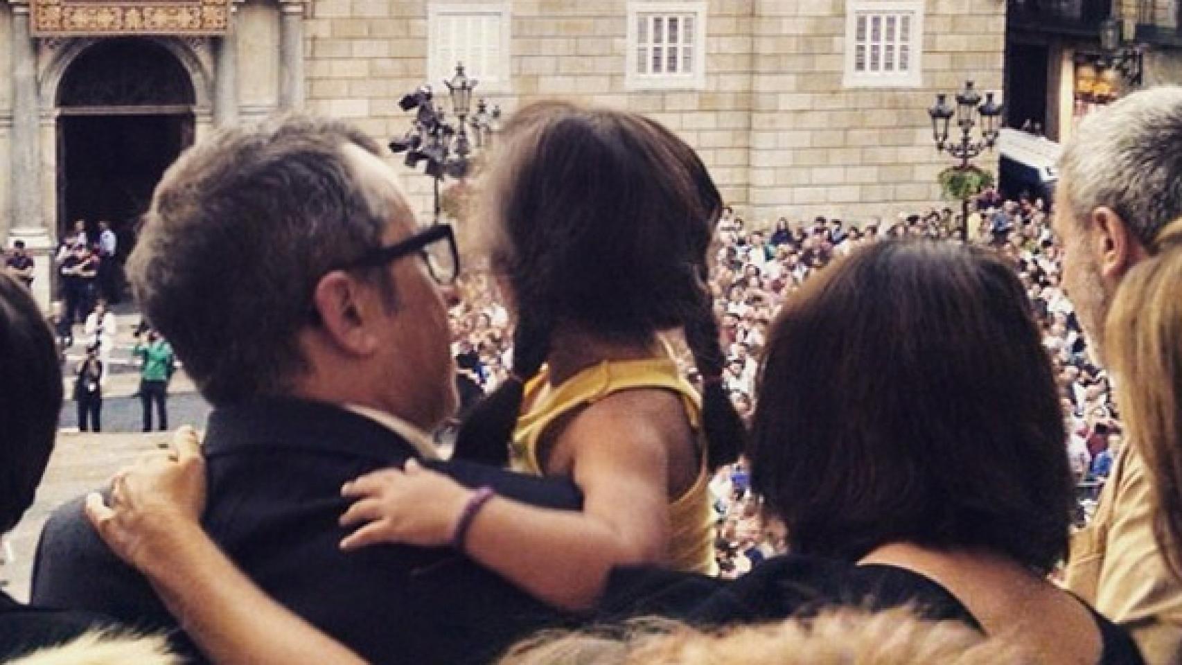 Buenafuente con  su hija Joana en el balcón del Ayuntamiento de Barcelona