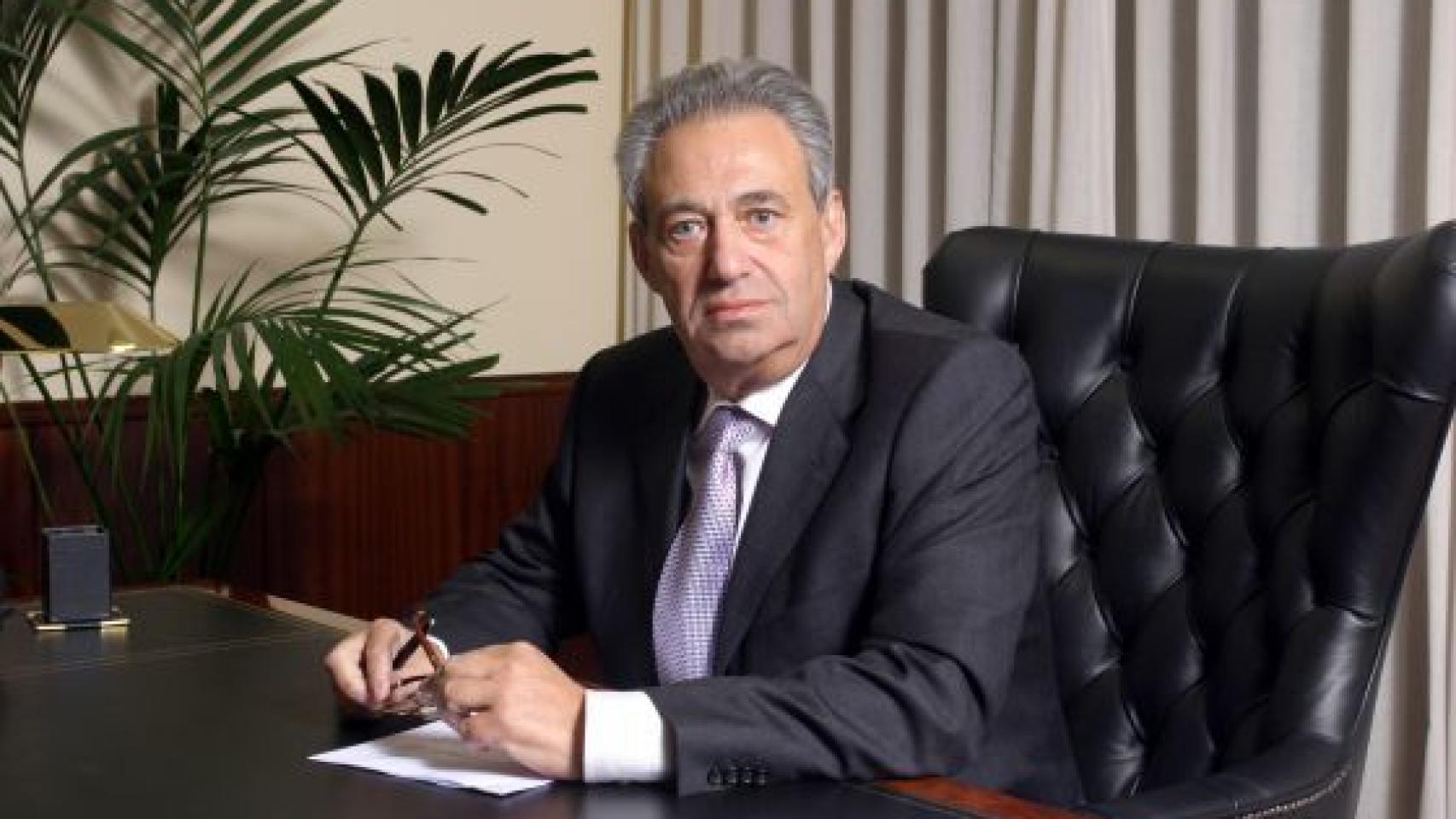 El empresario posa en uno de sus despachos.