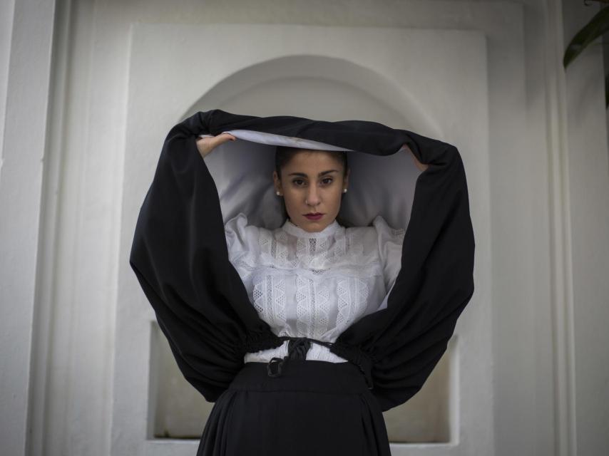 María José González, cobijada de Vejer de la Frontera, donde es tradicional esta vestimenta.