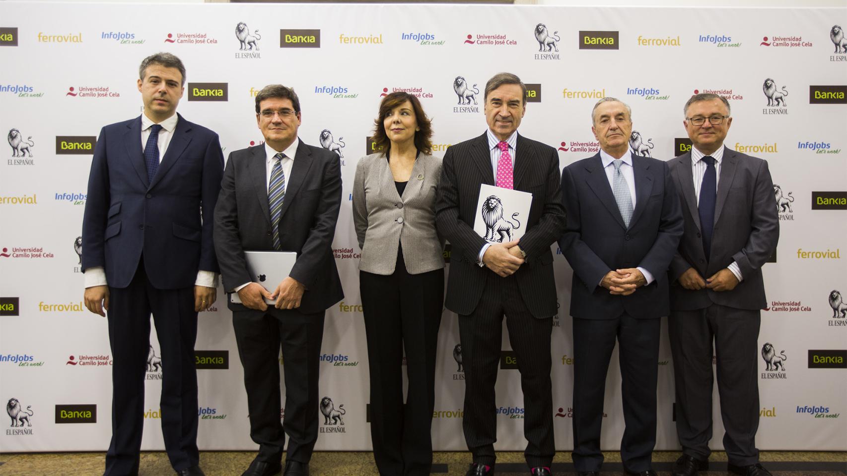 De izquierda a derecha: Víctor Gómez Frías, José Luis Escrivá, Esther Arizmendi, Pedro J Ramírez, José María Marín Quemada y John Müller