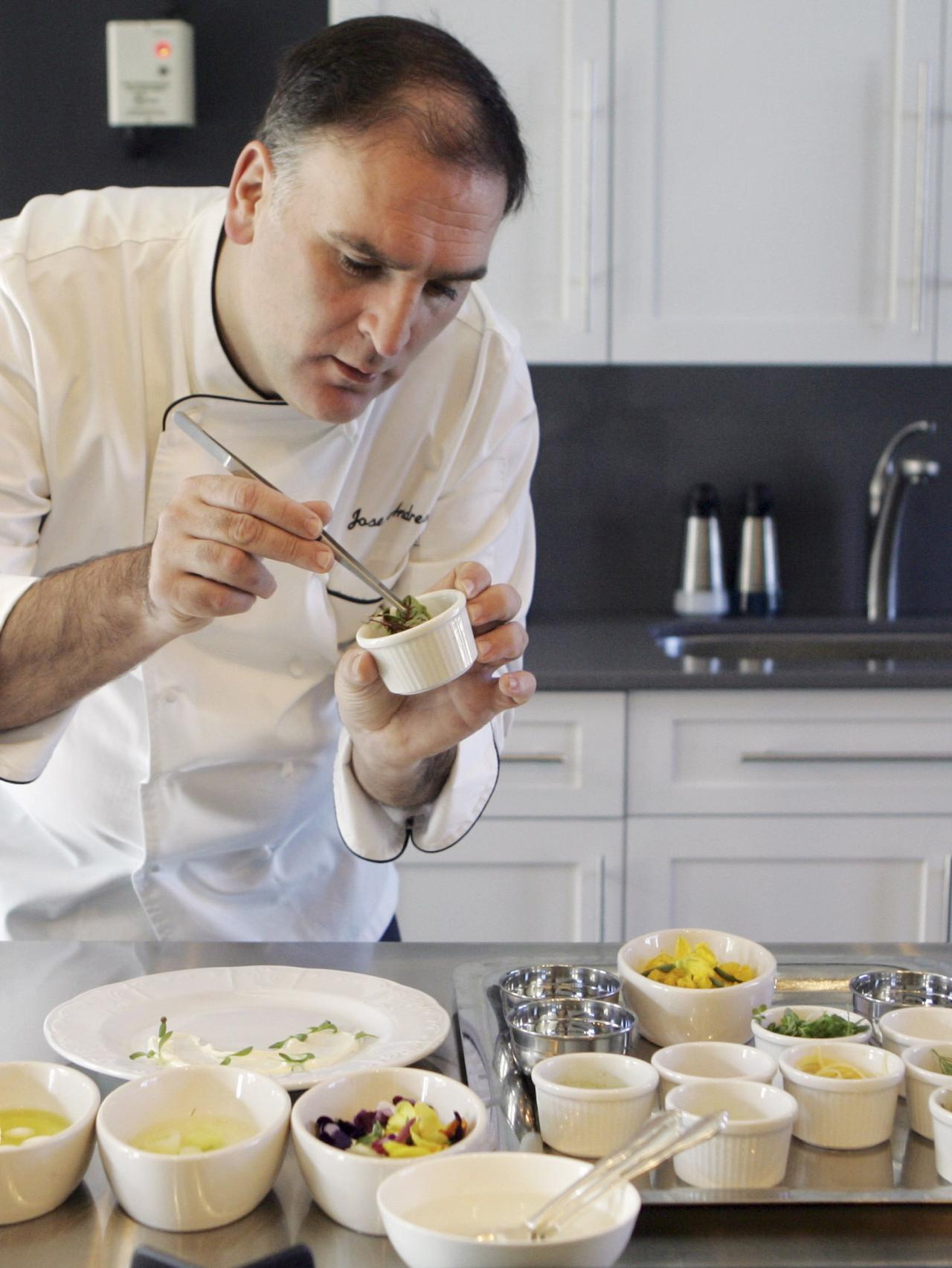 El chef José Andrés en plena elaboración de uno de sus platos