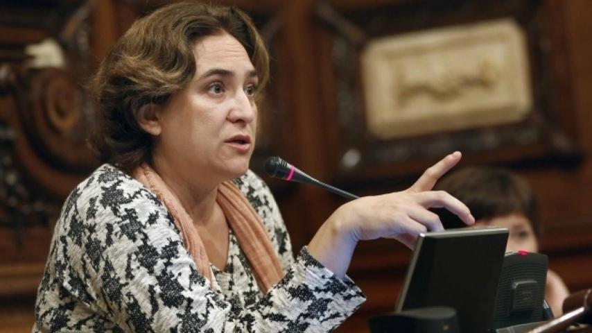 Colau, durante un pleno del Ayuntamiento de Barcelona