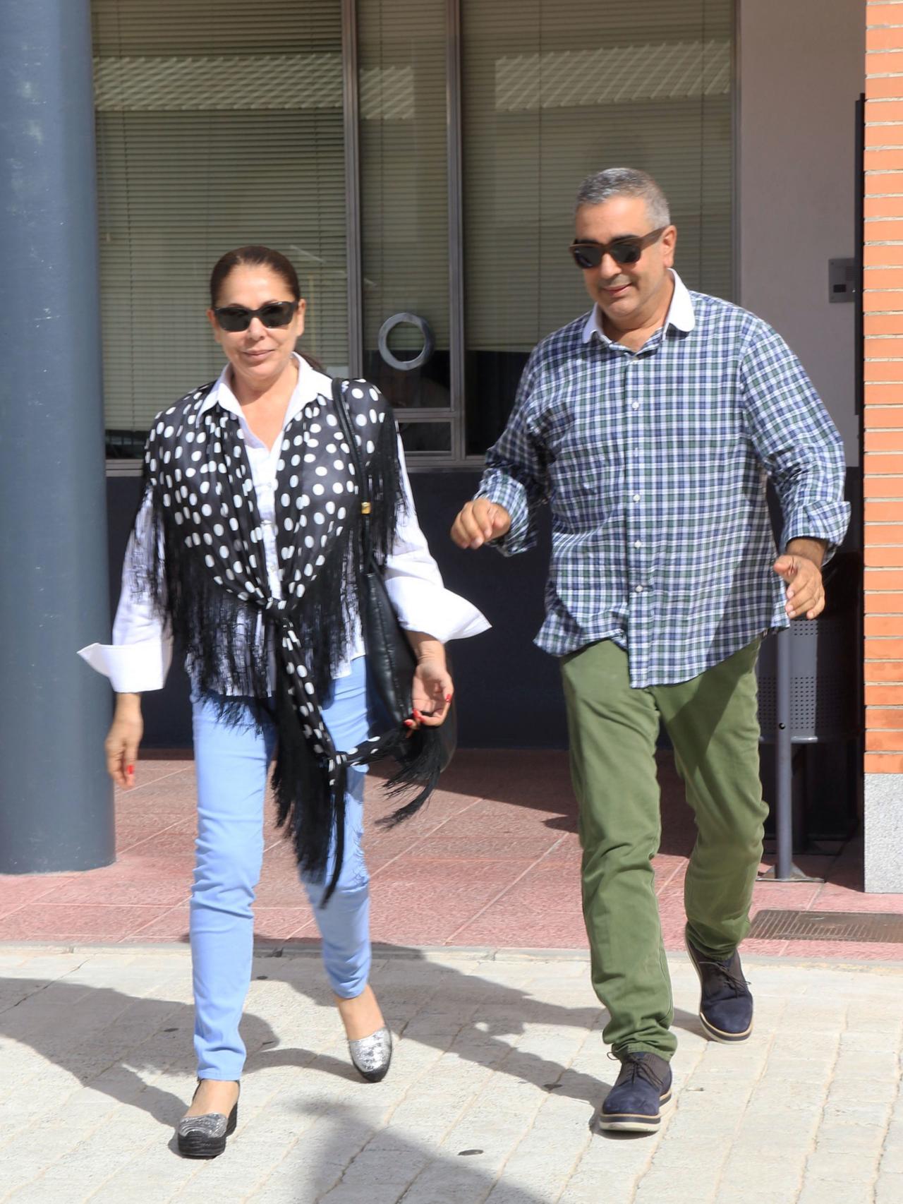 Isabel acompañada por su hermano Agustín