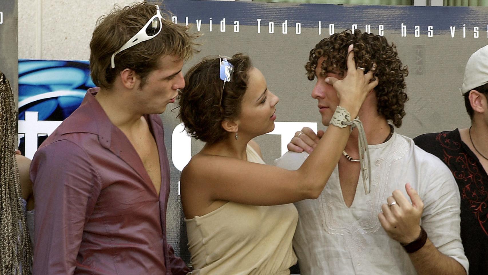 Cheno y Bisbal ante la mirada de Alex Casademunt, en 2001