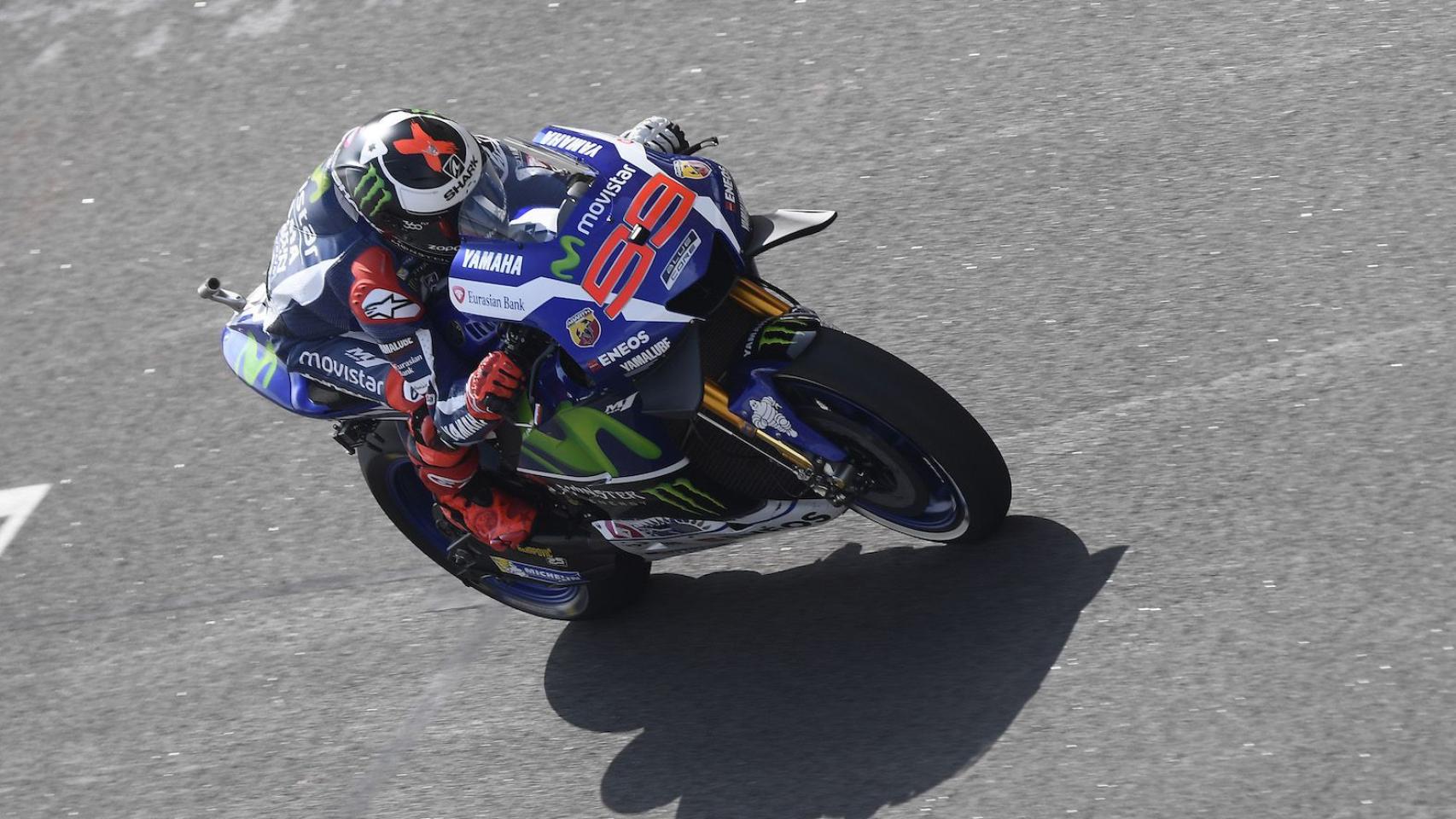 Jorge Lorenzo pilota su M1 en la recta de meta del trazado malasio de Sepang.