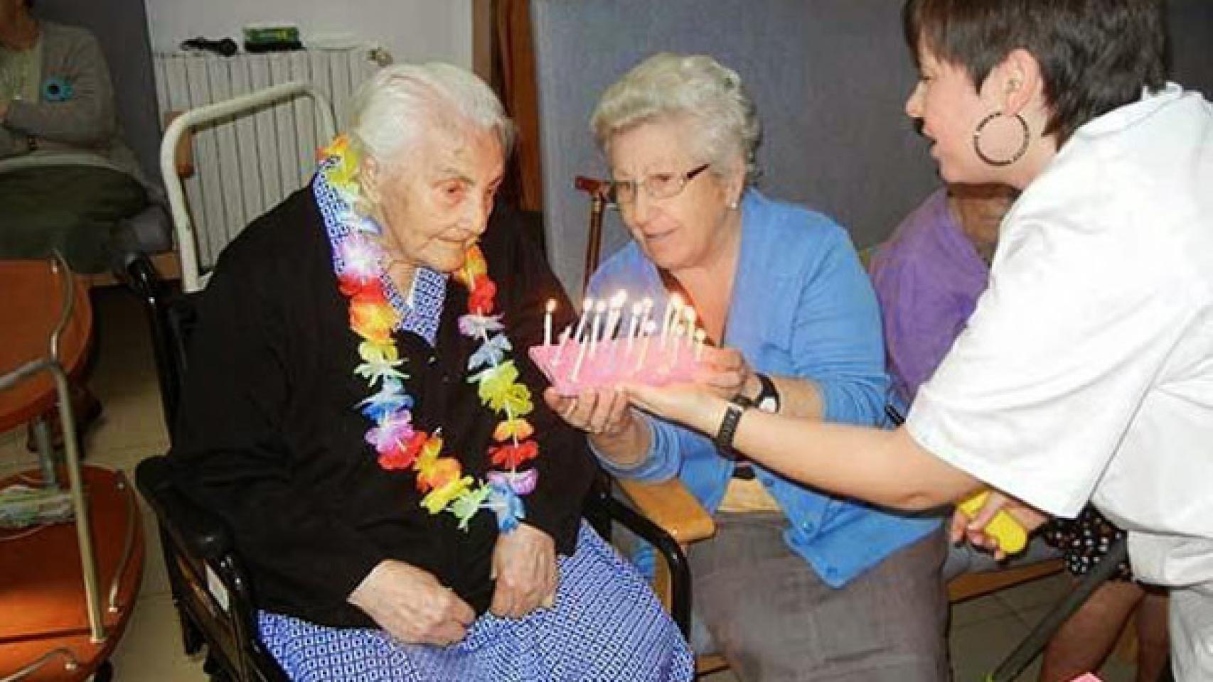 Ana María Vela, junto a su hija Ana Vela, en uno de los cumpleaños celebrados en La Verneda.