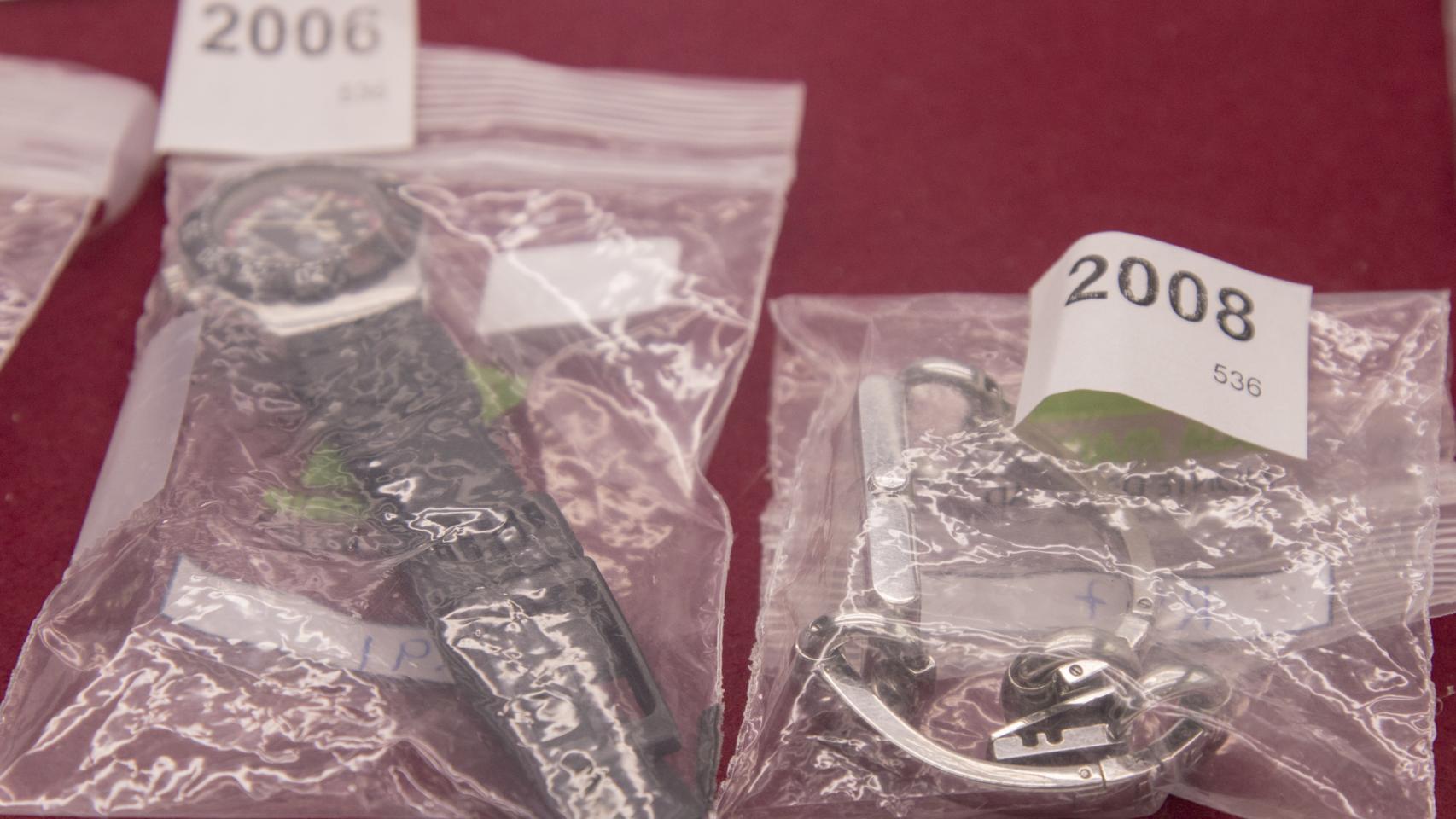 Algunos de los objetos perdidos subastados.