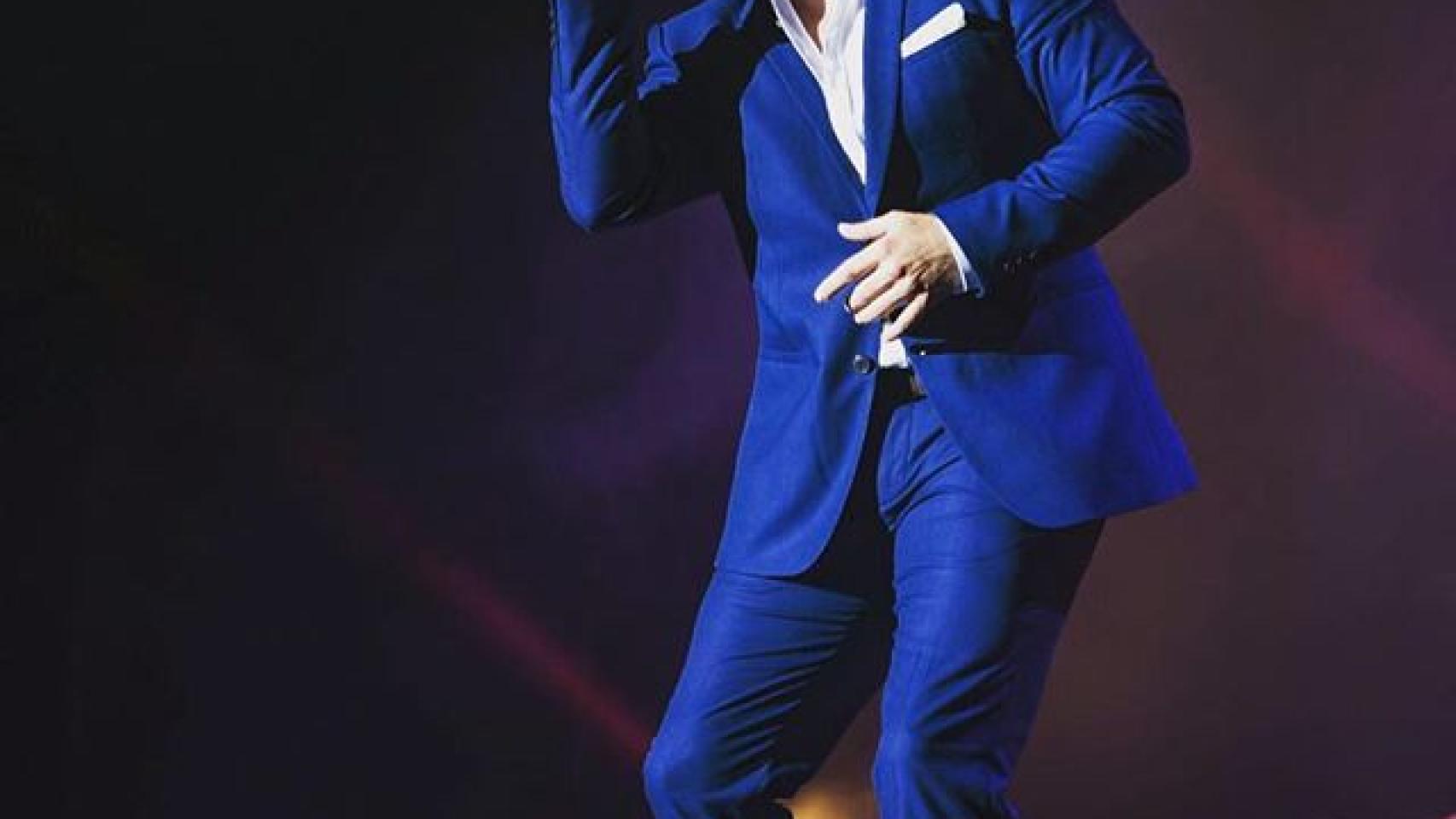 David Bustamante cantando en el escenario