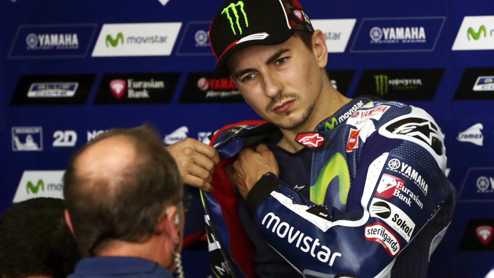 Jorge Lorenzo se lleva la mano a su hombro izquierdo, en el box de Yamaha en Sepang.
