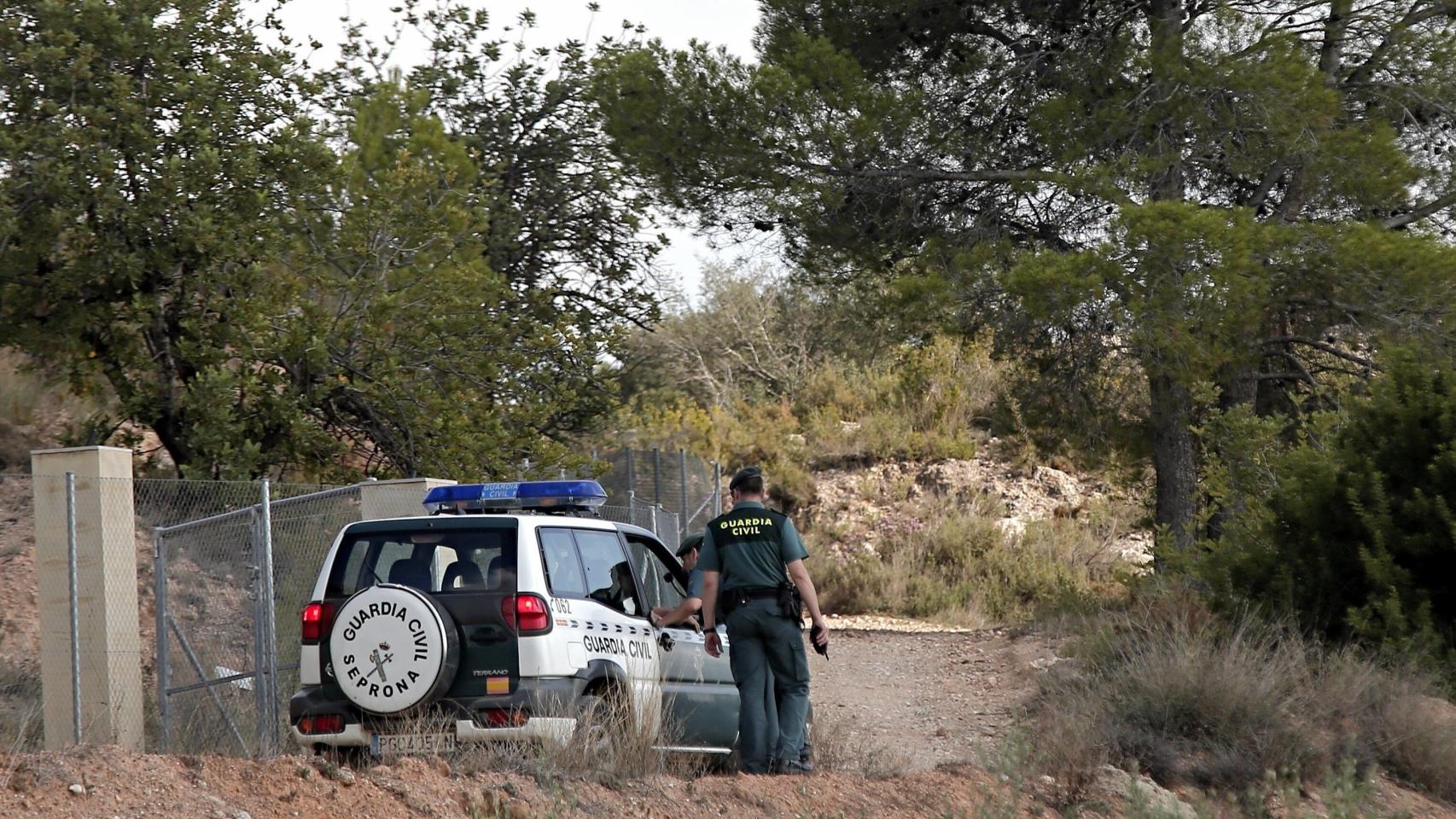 Agentes de la Guardia Civil en las inmediaciones del lugar donde ha aparecido el cadáver