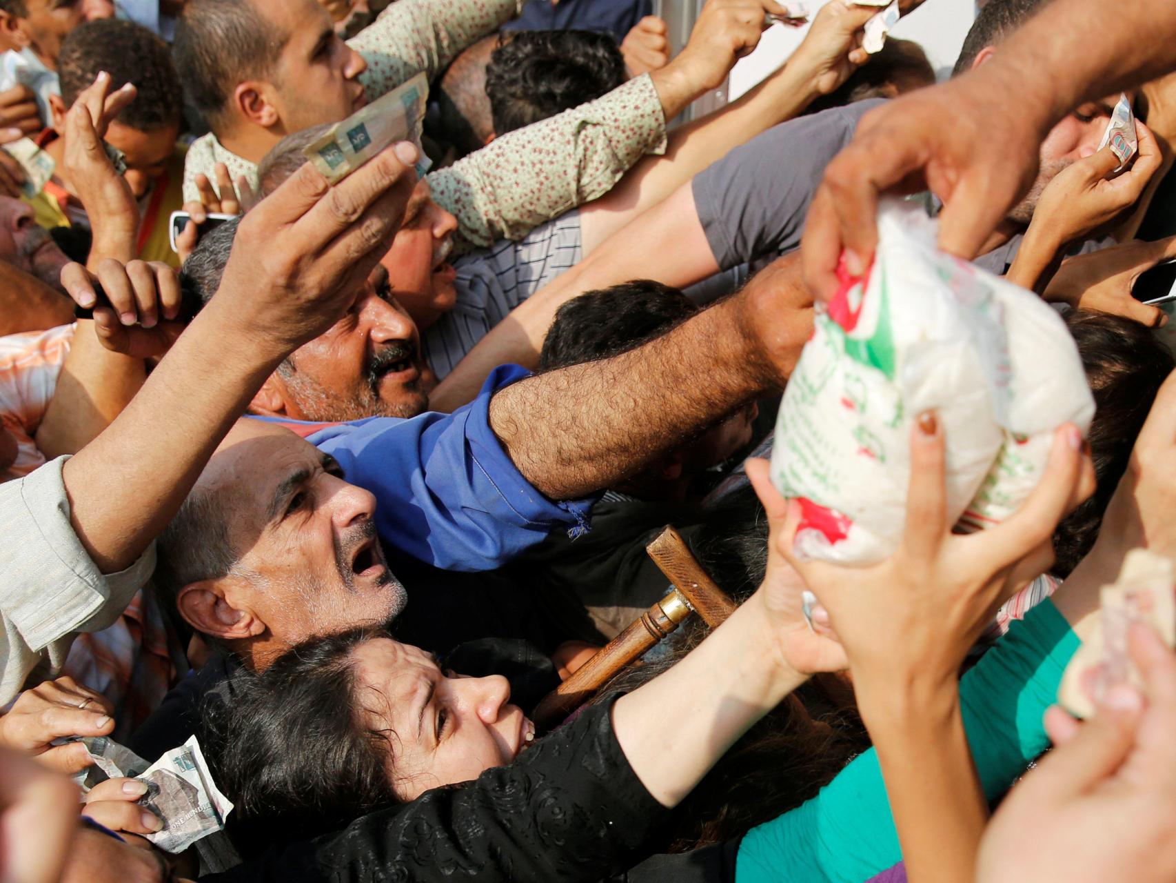 Los egipcios compran azúcar subsidiado a un camión gubernamental el 14 de octubre.