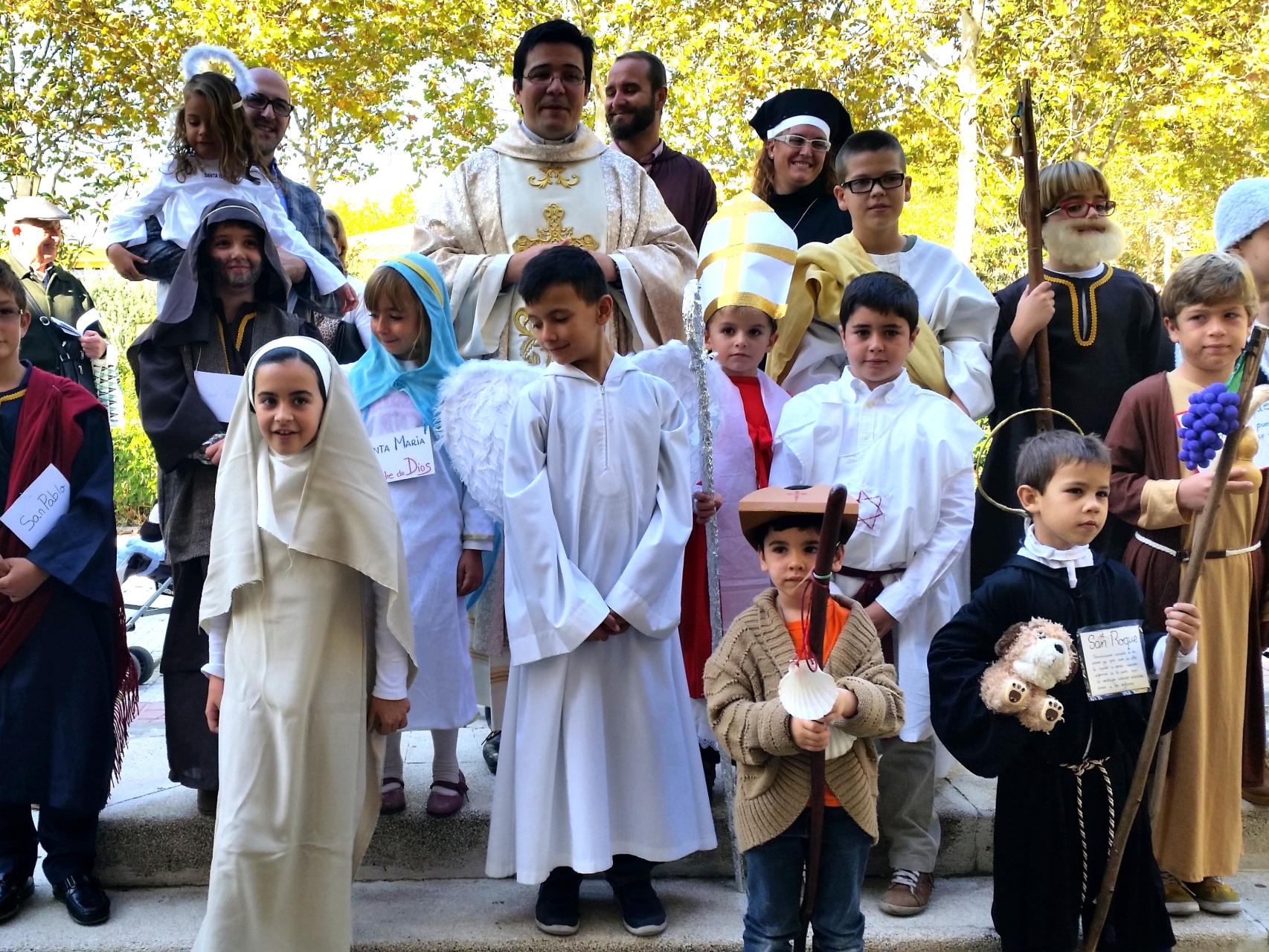 Varios niños disfrazados de santos celebran la nueva festividad de Holywins.