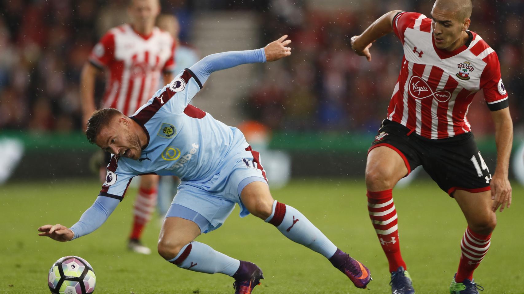 Oriol Romeu disputa una pelota en la Premier League.