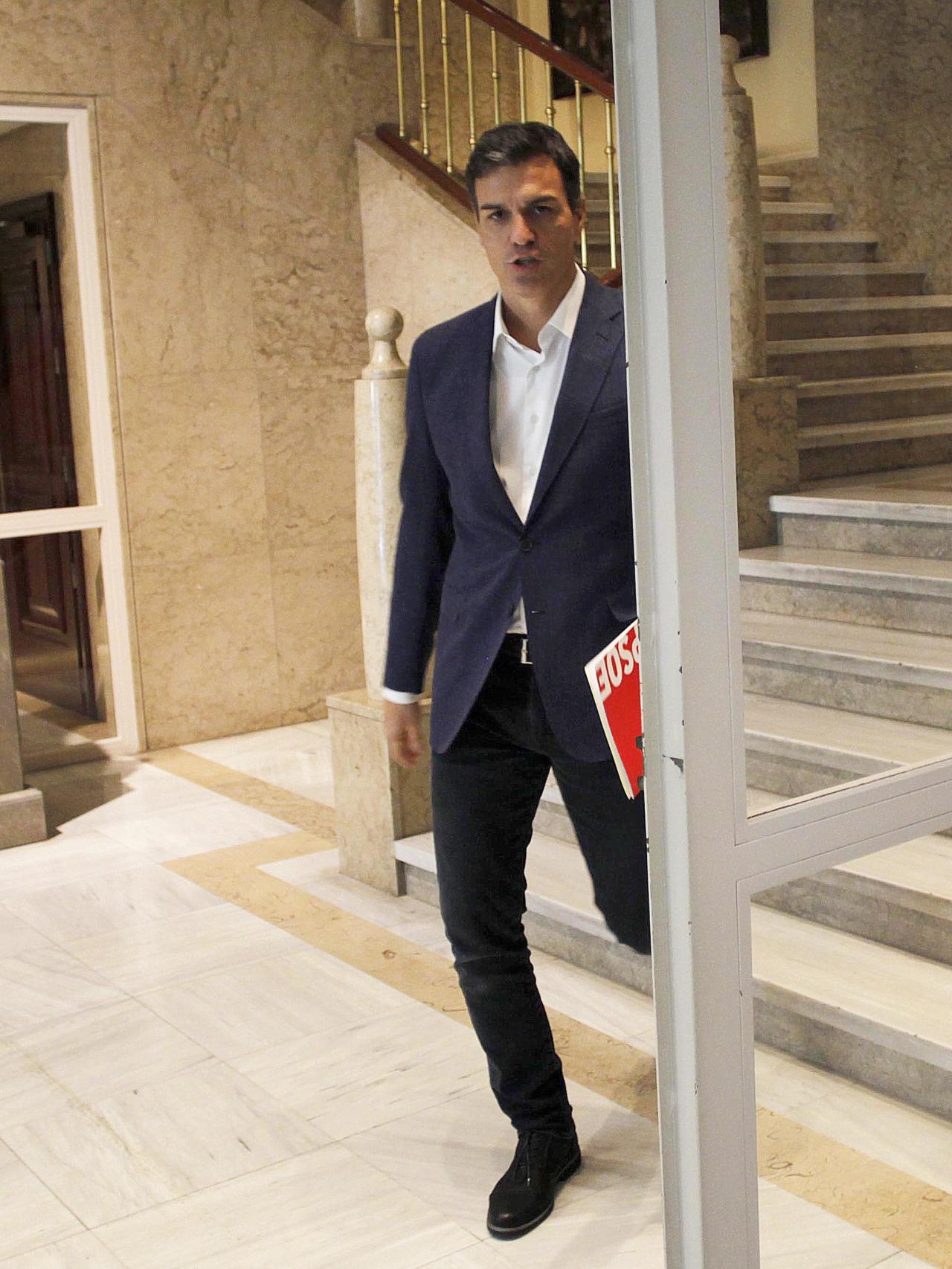 Sánchez ha combinado una blazer de verano con un pantalón y botas de invierno