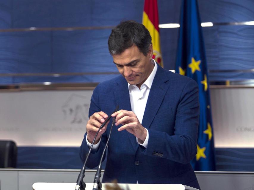 Sánchez ha recurrido al lino y al azul esperanza para su dimisión como diputado