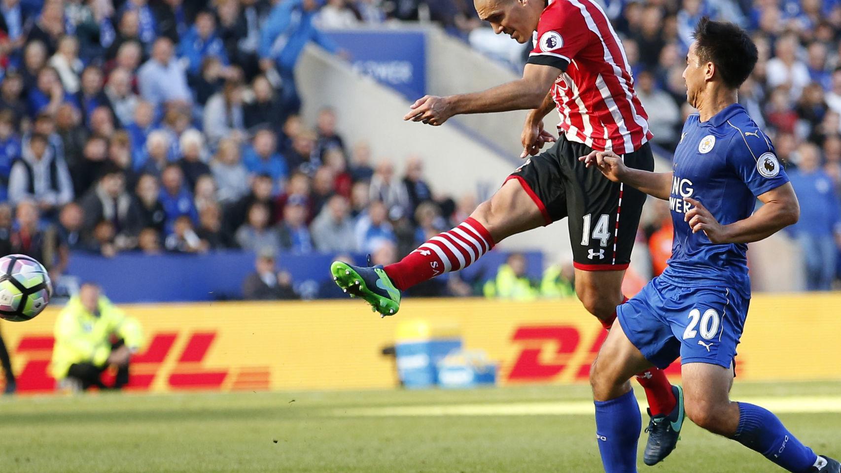Oriol Romeu dispara a la portería.
