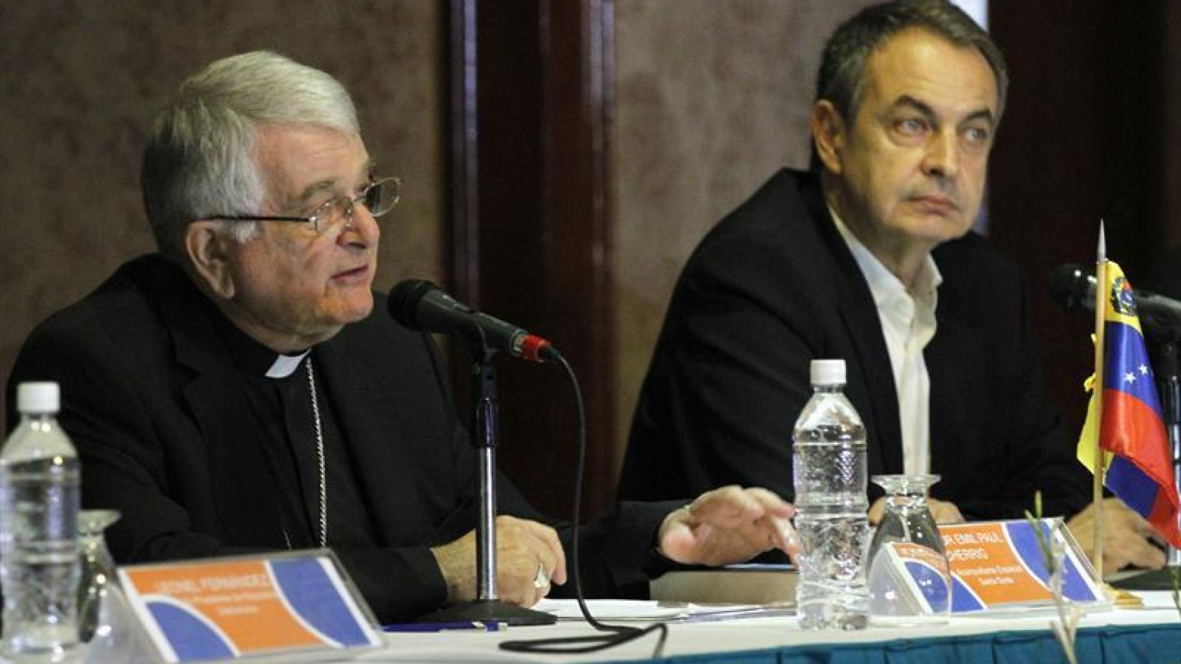 Monseñor Emil Paul Tscherrig (i) y el expresidente Rodríguez Zapatero en un momento del diálogo entre el Gobierno venezolano y la oposición esta semana en Caracas.