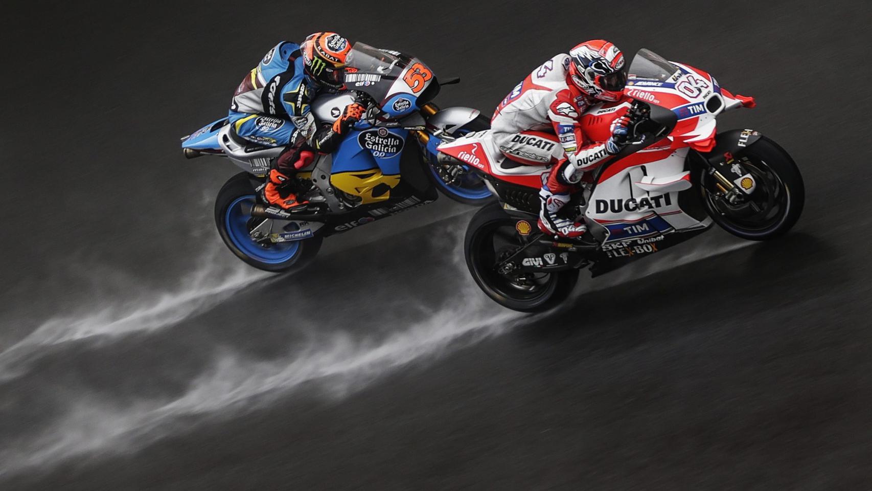 Dovizioso hace un adelantamiento durante los entrenamientos en Sepang.