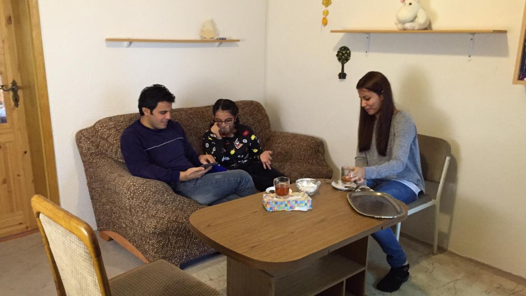 Nujeen (centro) llegó con sus hermanos a Alemania. Ahora viven en Colonia.