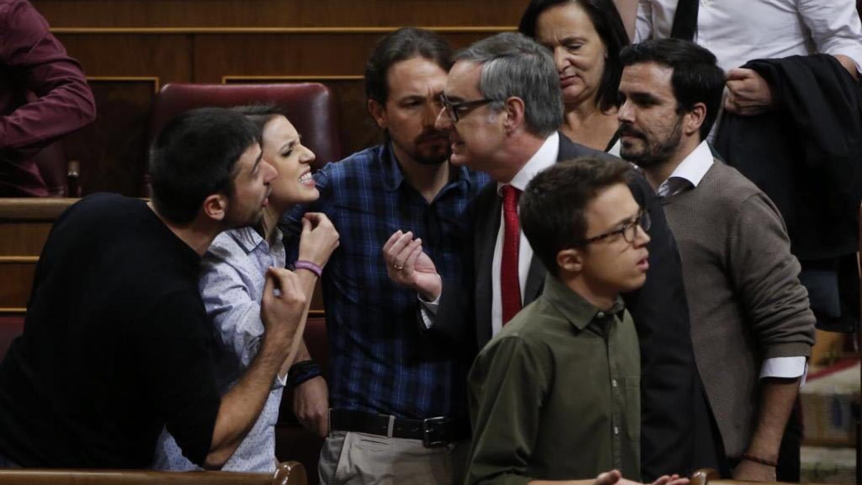 Villegas (d) discute con varios diputados de Podemos, con Iglesias y Alberto Garzón de fondo.