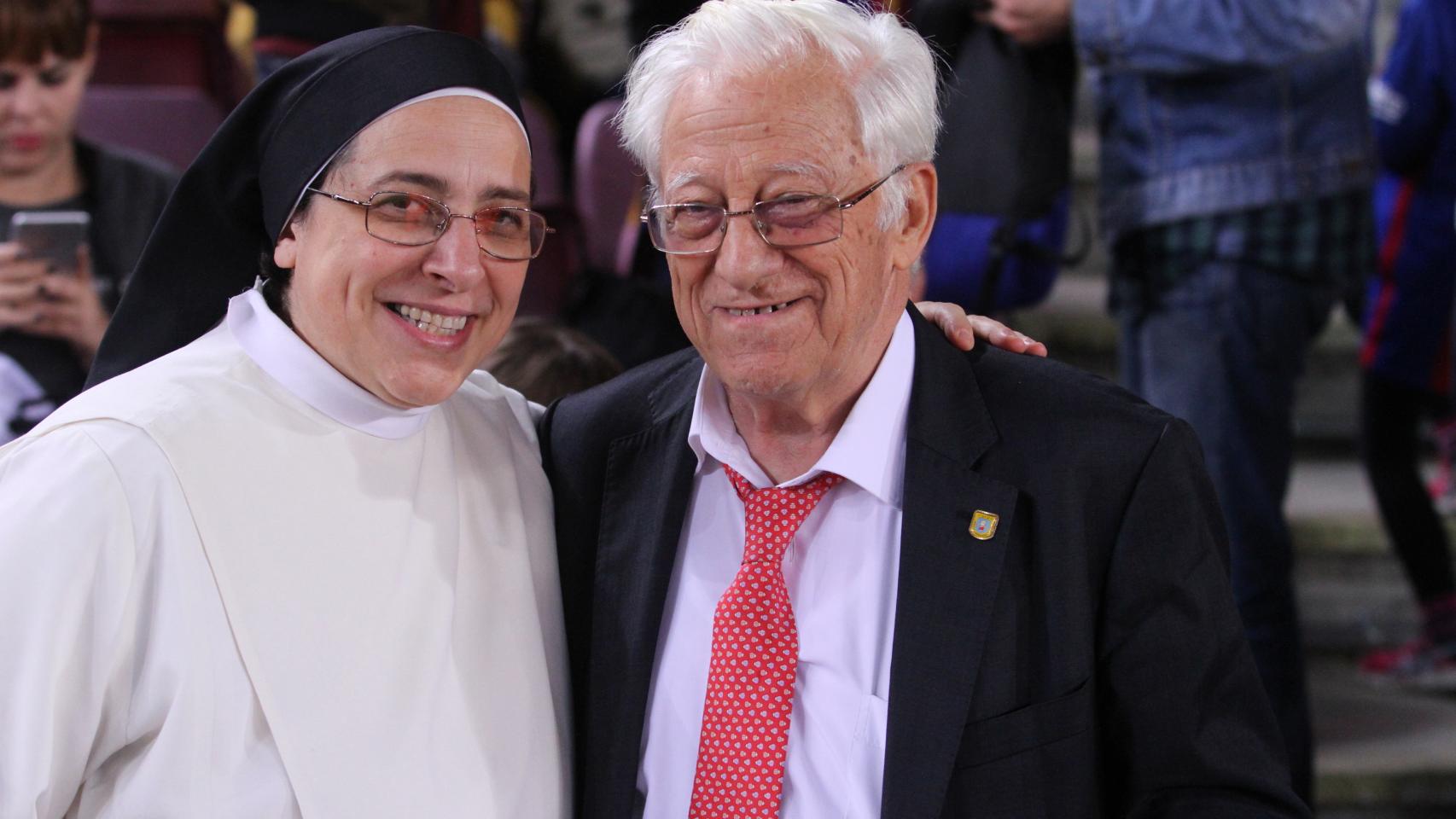 Sor Lucía Caram y el padre Ángel, a su llegada este sábado al estadio del Barça.