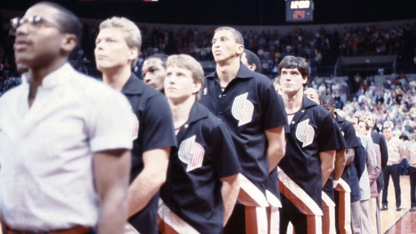 Martín (al fondo) forma antes de un partido con Portland.