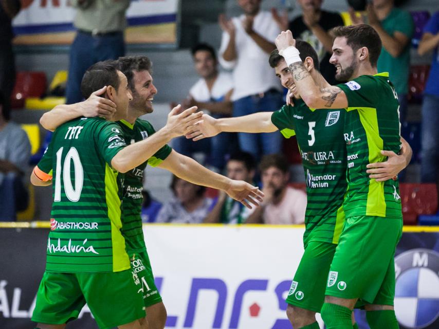 Los jugadores del Antequera celebran un gol.
