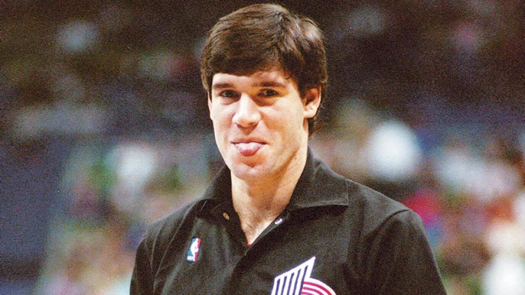 Fernando Martín en pose divertida antes de un partido con los Blazers.