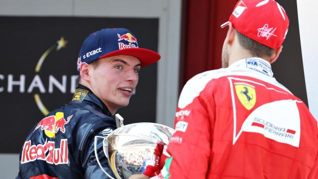 Verstappen mira a Vettel en una imagen de archivo.