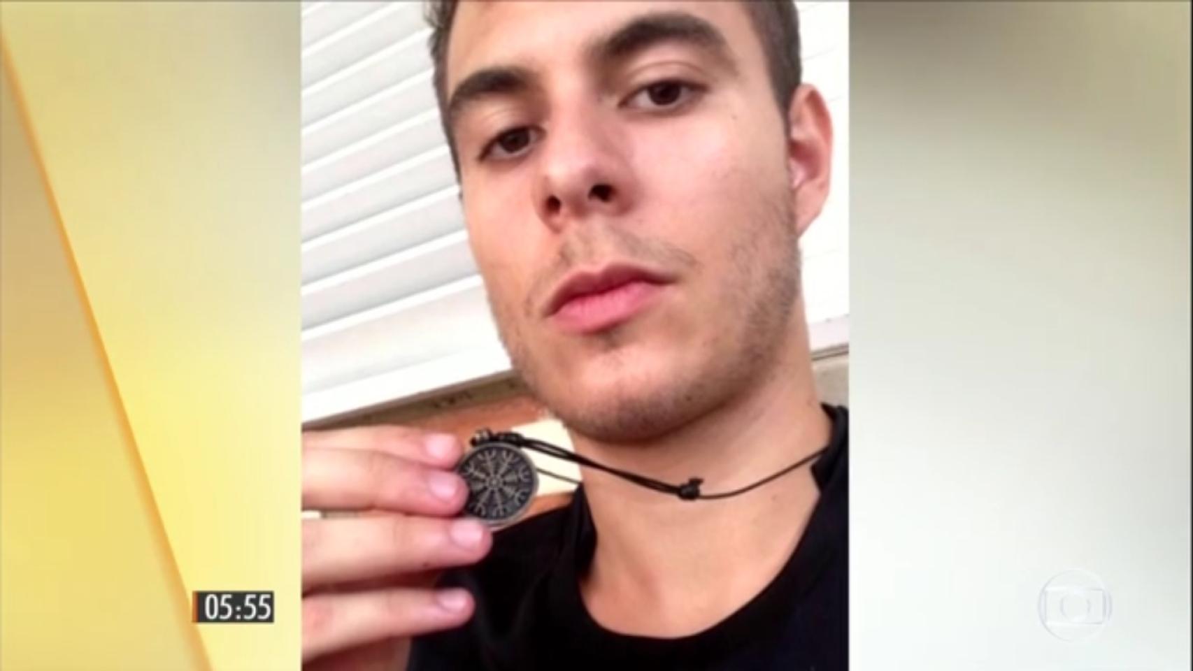 Patrick le muestra su colgante a su cómplice