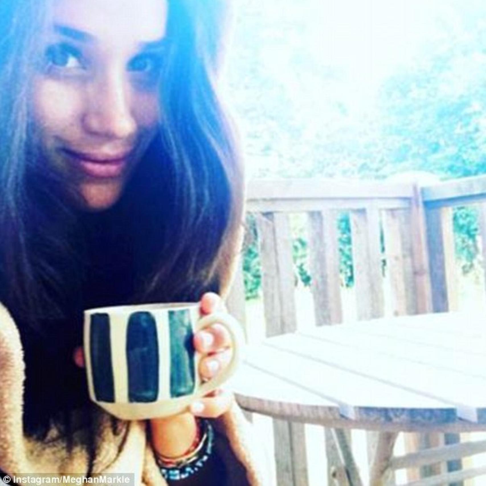 Meghan Markle muestra una pulsera azul y blanca como la del príncipe Harry