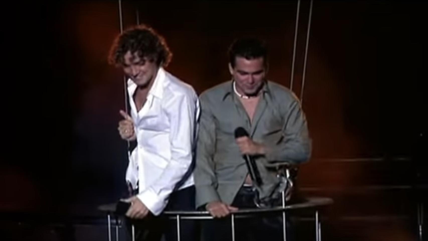 David Bisbal y Naím en su actuación mientras sobrevuelan al público.