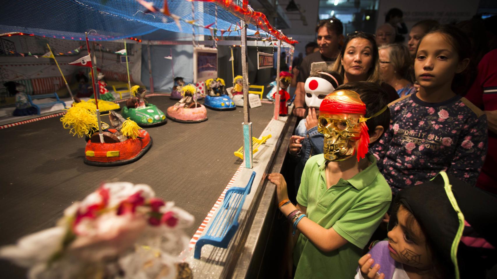 Cabezas de pescado en sus coches de choque.