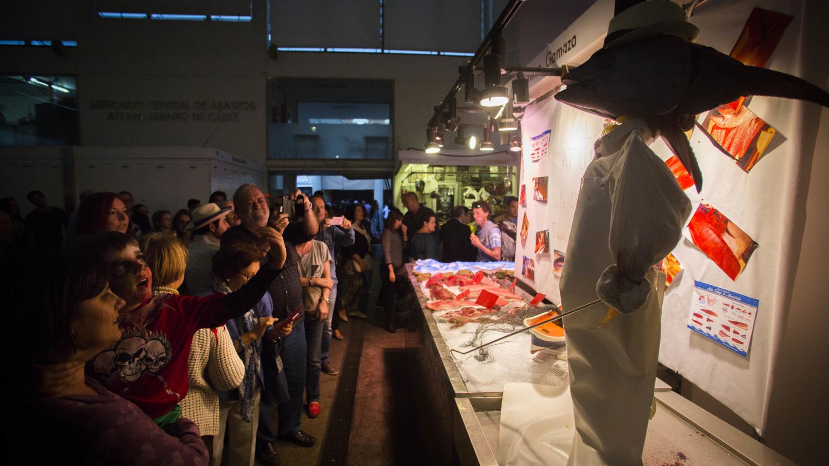 Puestos de la plaza de Abastos de Cádiz durante la celebración de Tosantos.