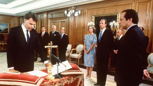 Felipe González jura el cargo de presidente del Gobierno en 1986.
