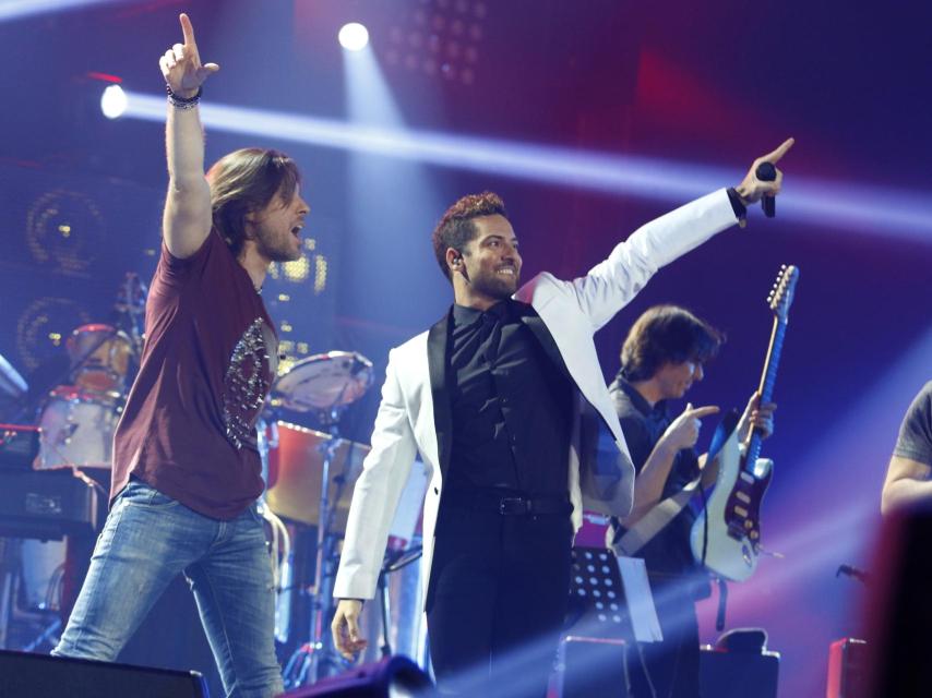 David Bisbal y Javián cantando Corazón Espinado