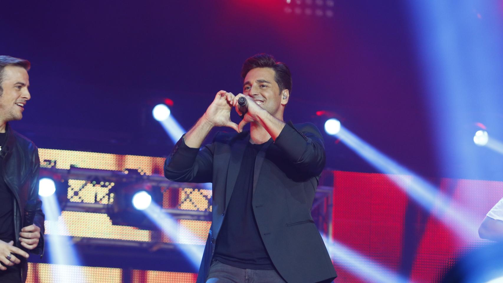 Álex (iqda) y David Bustamante interpretan Dos hombres y un destino