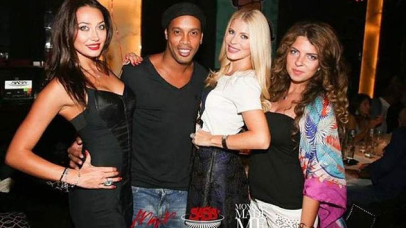 Ronaldinho rodeado de mujeres en Dubai.