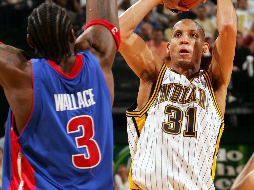 Reggie Miller lanza durante un partido.